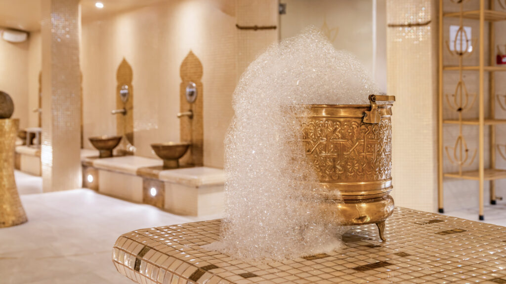 Cérémonie du bain turc au bains d'alia à bagneux dans le hammam or